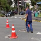 Técnico procura vazamento em rua