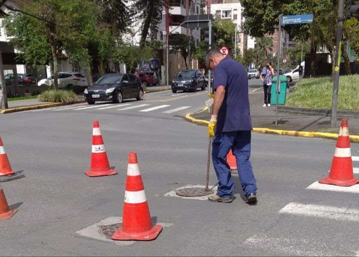 Companhia Águas de Joinville trabalha para consertar vazamento oculto na região central da cidade