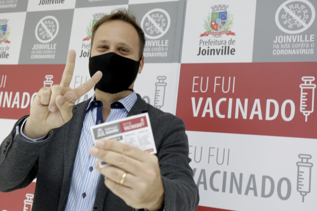 Prefeito de Joinville recebe a segunda dose da vacina
