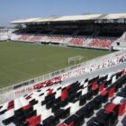 Foto do estádio de futebol Arena Joinville, vazio, mostrando gramado e arquibancadas