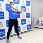 Professora do Mexa-se ensina exercício de alongamento