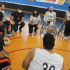 Atletas se reúnem com técnica dentro da quadra