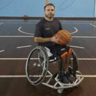 Jogador de basquete em cadeira de rodas segurando uma bola