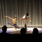 Bailarinos se apresentam no palco