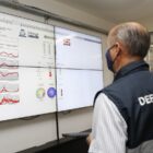 Técnico da Defesa Civil observa tela com monitoramento de dados