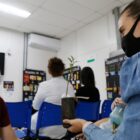 Nutricionista entrega muda de árvore frutífera para mulher