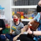 Professora com violão dá aula para crianças em CEI de Joinville