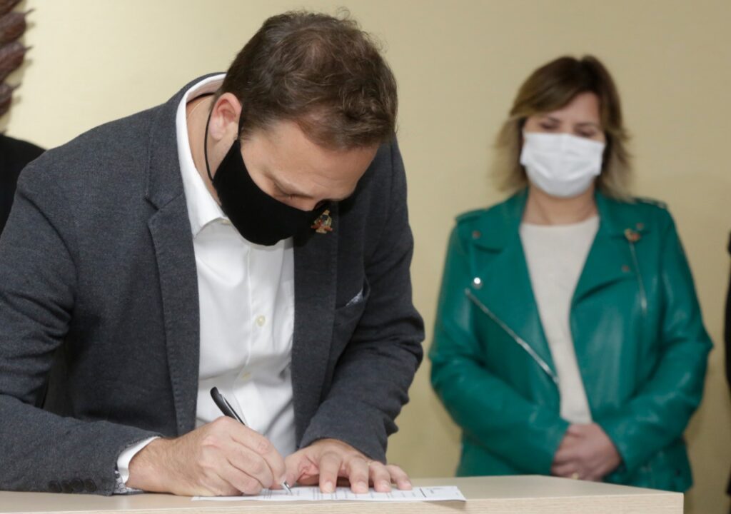 Prefeitura de Joinville sanciona leis que reduzem alíquotas para setores do transporte escolar e cooperativas de crédito