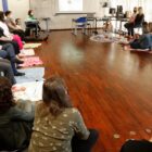 Servidores sentados em círculo participam de capacitação
