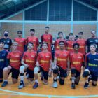 Atletas de voleibol masculino na quadra