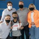 Aluno recebe certificado do prefeito e da vice