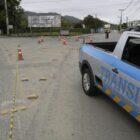 Viatura do Detrans no entroncamento entre as ruas Dorothovio do Nascimento, Alex Holz, Tenente Antônio João e Estrada da Ilha