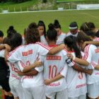 time de futebol feminino reunido no campo