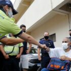 agentes de trânsito cumprimentam colega de trabalho