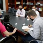 Prefeito Adriano Silva assina lei observado por vereadora, vice e outras autoridades