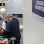 paciente é atendido em consultório odontológico de Joinville