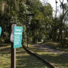 Imagem do parque Caieira, mostrando a vegetação e placas indicativas