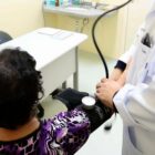 médico afere a pressão de paciente em Unidade de Saúde de Joinville