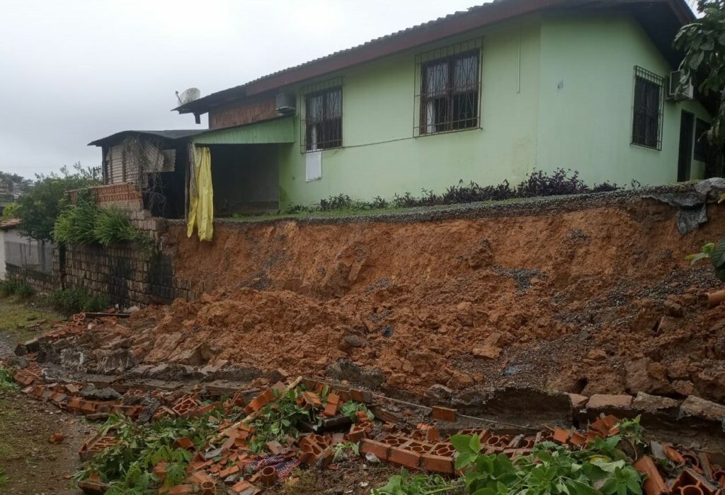 Defesa Civil presta apoio em situações de deslizamento causadas pela chuva