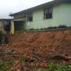 frente de casa em que muro desabou por conta de um deslizamento