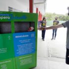 aluno coloca material reciclável em ecoponto instalado na escola