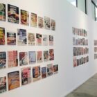 Obras de arte contemporânea expostas em uma parede da galeria de artes