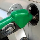 Carro está abastecendo em um posto de combustível