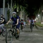 Grupo de ciclistas pedala na Rua das Palmeiras