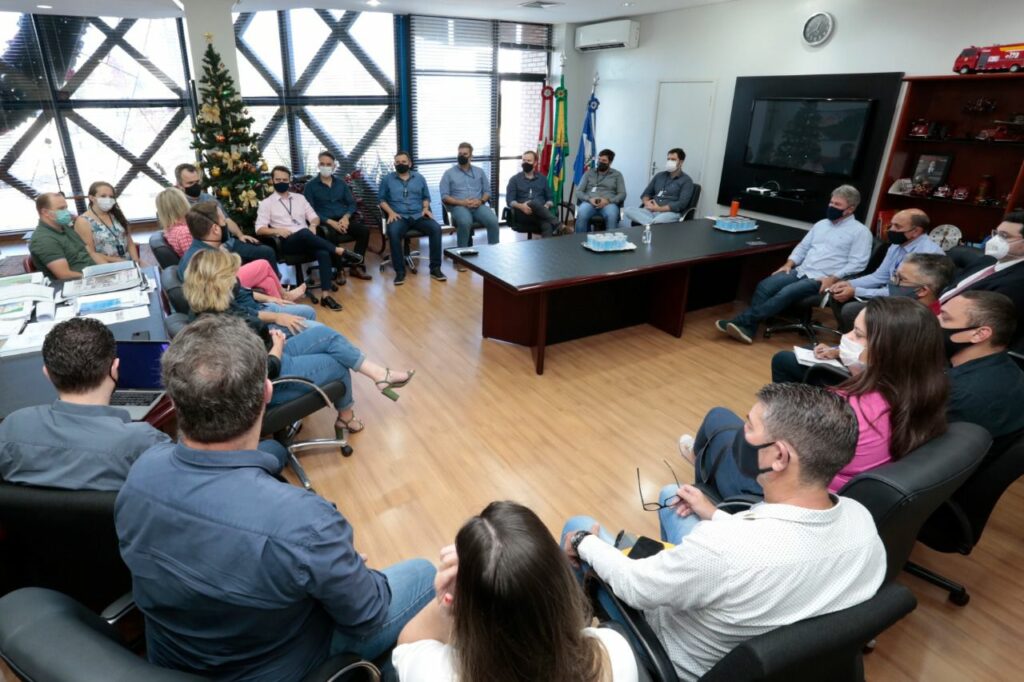 Prefeito reúne secretários para definir ações imediatas