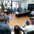 Prefeito Adriano Silva e vice Rejane Gambin reunidos com o secretariado