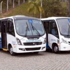 Dois ônibus do transporte eficiente estão estacionados
