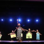 Crianças encenam peça no palco
