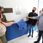Prefeito Adriano Silva faz o descerramento da placa