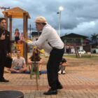 Atores encenam peça em parque infantil