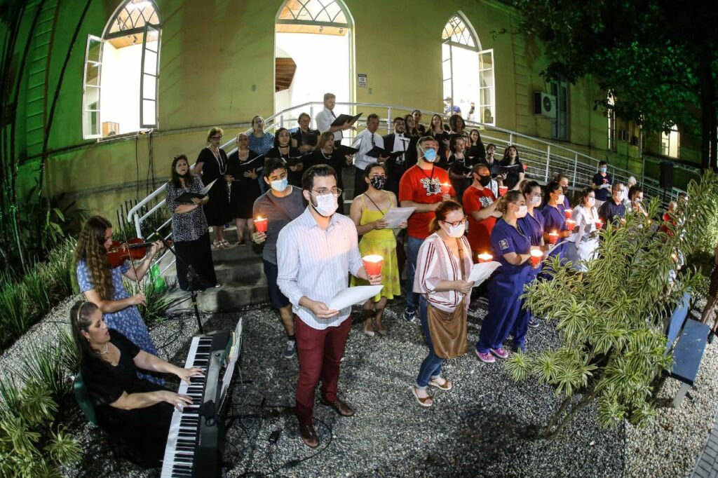 Serenata com músicas natalinas emociona servidores do Hospital São José