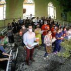 Coral se apresenta em escadaria