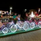 Menina em bicicleta que integra decoração de Natal