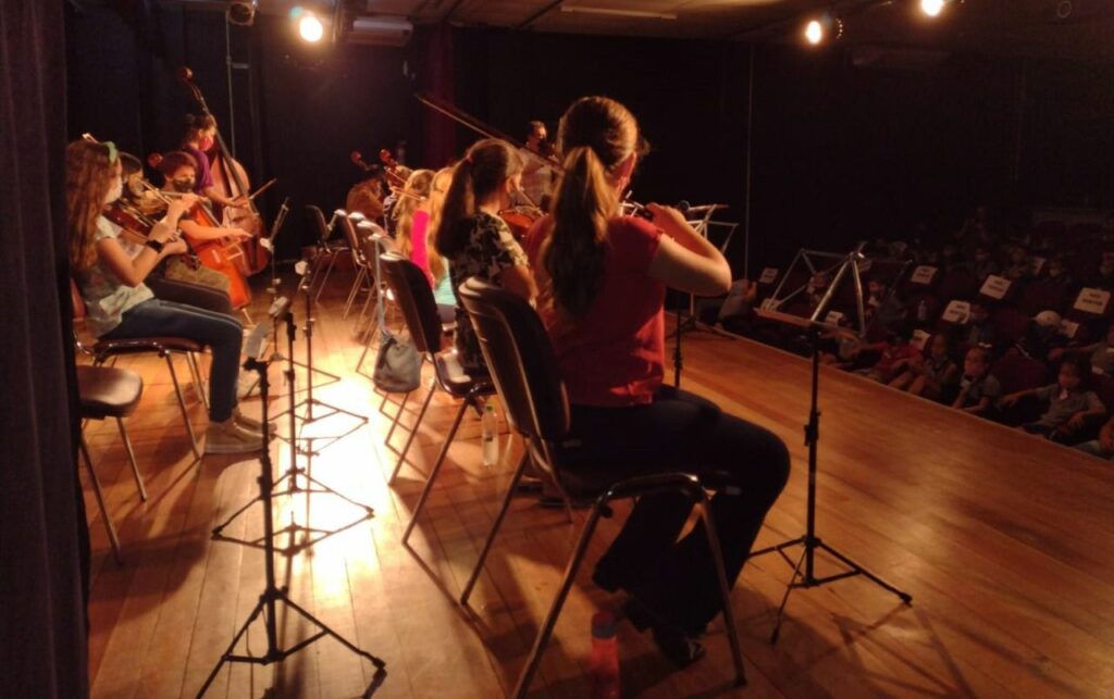 Alunos de música da Casa da Cultura fazem apresentação para a comunidade