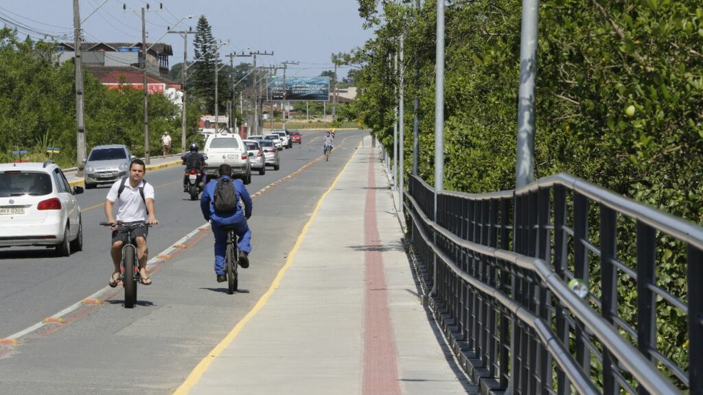 Prefeito sanciona leis de desburocratização e apresenta passeio público do Espinheiros