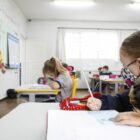 crianças da rede municipal de ensino em sala de aula