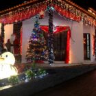 casa decorada com pisca-pisca e itens natalinos