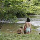 jovens tomam banho em rio de Joinville