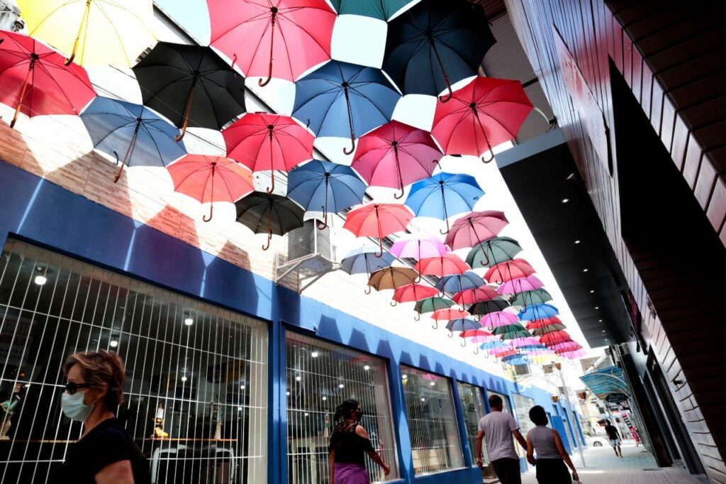 Guarda-chuvas embelezam e colorem o Centro de Joinville