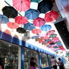 guarda-chuvas decoram travessa em Joinville