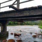 foto mostra estrutura da ponte danificada