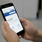 Mulher acessa o novo Portal da Transparência pelo celular