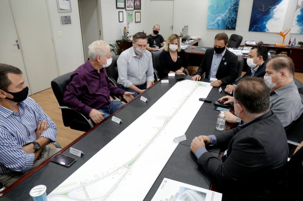 Empresários entregam ao prefeito projeto de duplicação da avenida Santos Dumont