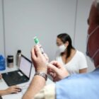 vacinador prepara imunizante que será aplicado