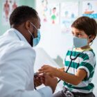 Médico atende criança