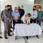 Prefeita em exercício assina lei observada por autoridades